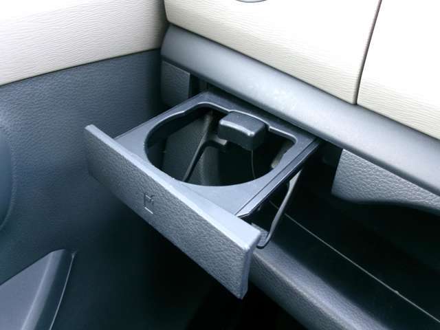 助手席側にもドリンクホルダー装備です！
