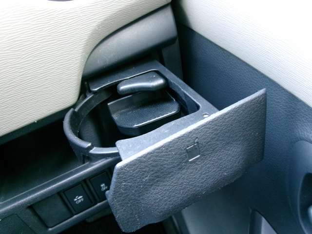運転席の使いやすい位置にドリンクホルダー完備です♪