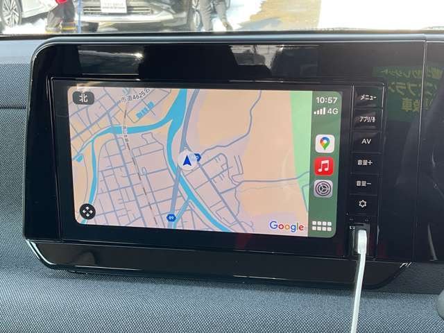 スマートフォンと接続するだけで、普段使っている地図アプリや音楽再生アプリを使うことができます。アラウンドビューモニターの表示にも対応しています。