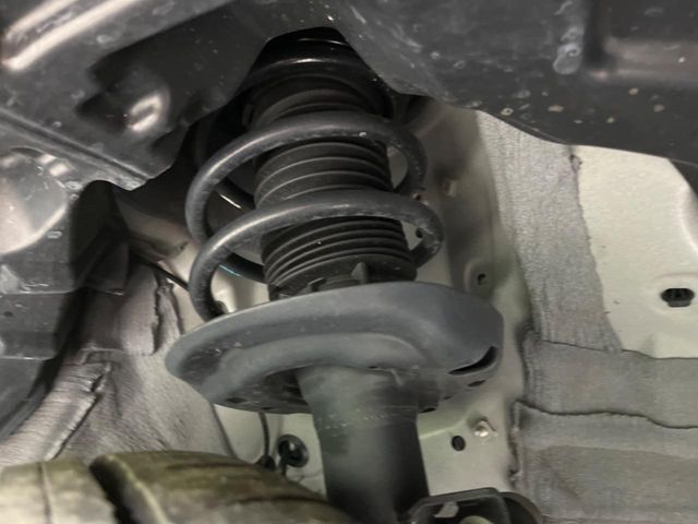 お車を安心してお乗りいただく為には、足回りの定期点検が欠かせません。サービスサポート（有償保証）では無料点検もご提供しており、安心のカーライフをお過ごしいただけるサポート体制が整っています。