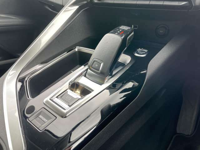 ◆シフトレバー◆オートマチックシフトレバーは手になじみ操作しやすい形状で安全運転にもつながります