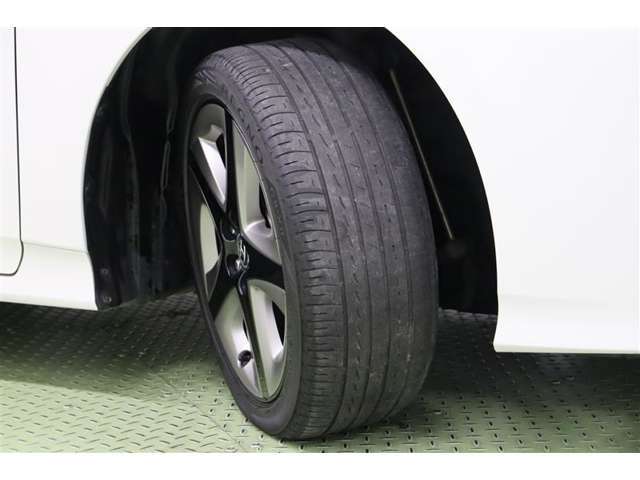 タイヤサイズ　215/45R17。京都トヨタにてこの車をご成約のお客様に限り、タイヤ4本を当社指定【新品】タイヤに交換します。