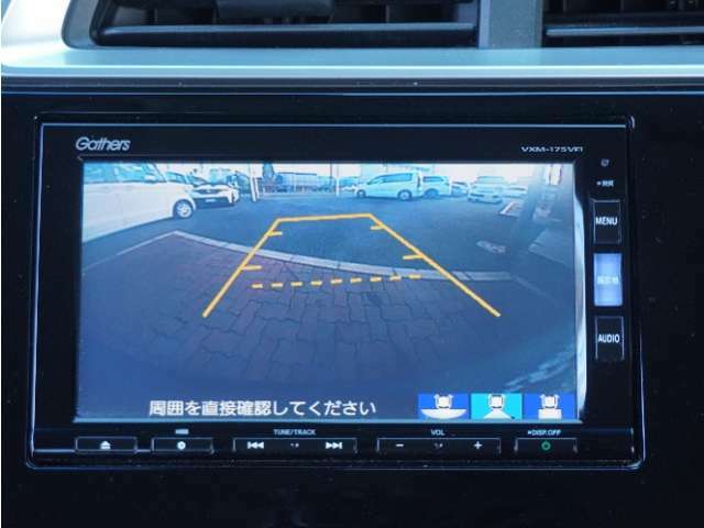 【バックカメラ】駐車が苦手な方でも安心してお乗りいただけます。リバース連動で画面が切り替わるのでとっても便利です。