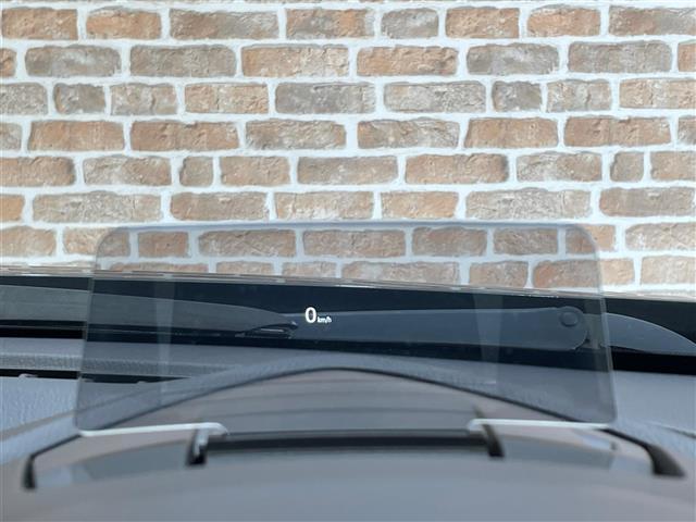 【ヘッドアップディスプレイ】運転席前のフロントガラスにスピードメーター等が表示されます！