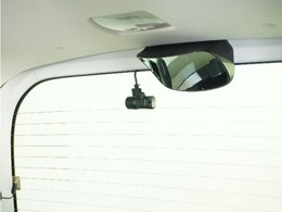この車にはリアにもドライブレコーダーを装備しております◆映像・音声などを記録する自動車用の装置です。　もしもの事故の際の記録はもちろん、旅行の際の思い出としてドライブの映像を楽しむことができます。