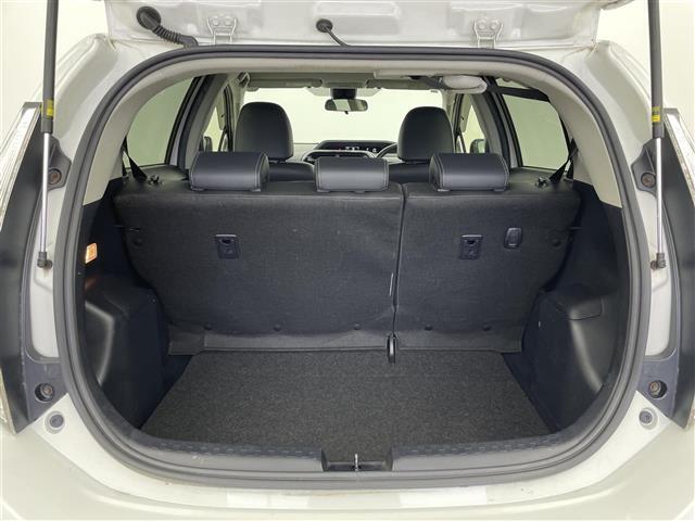 【トランク】積み込みやすくて、たっぷり積める荷室です。シートアレンジできるものは、乗車人数と荷物の量や大きさによってシートを動かすことができるので、より快適なドライブが可能です！