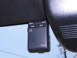 ◆ドライブレコーダー◆映像・音声などを記録する自動車用の装置です。　もしもの事故の際の記録はもちろん、旅行の際の思い出としてドライブの映像を楽しむことができます。