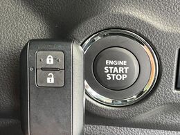 【キーレススタートシステム】カバンやポケットに入れたままでもドアの施錠・解錠が可能なスマートキーを装備。エンジンのオン・オフ時もカギを取り出す必要が無いからとっても便利です♪