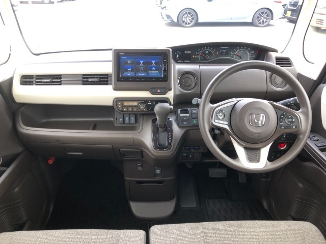 【インパネ全体】手が届きやすく、どなたでも運転しやすいです。シンプルで使いやすい設計になっています！
