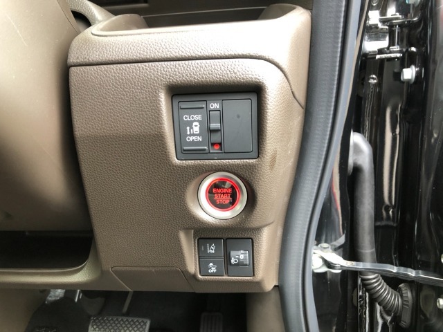 【片側電動スライドドア】リモコンや運転席のスイッチ操作のほか、ドアハンドルを少し引くだけでリアドアが自動開閉します♪