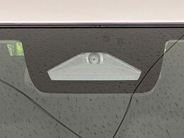 【スズキ　セーフティサポート】走行中に前方の車両等を認識し、衝突しそうな時は警報とブレーキで衝突回避と被害軽減をアシスト。より安全にドライブをお楽しみいただけます。