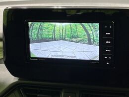 【バックカメラ】駐車時に後方がリアルタイム映像で確認できます。大型商業施設や立体駐車場での駐車時や、夜間のバック時に大活躍！運転スキルに関わらず、今や必須となった装備のひとつです！