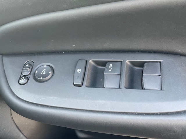 運転席窓操作部スイッチの画像です。