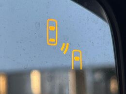 【リヤビークルディティクション】走行中、ドアミラーの死角になりやすい箇所に後続車が接近するとサイドミラー付近に警告を表示、ドライバーに注意喚起と、万一の際はハンドル操作をアシストをします。