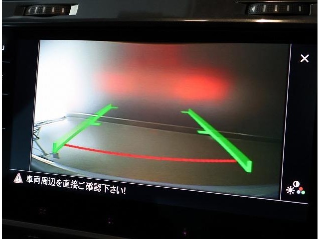 【バックモニター】　バックカメラで障害物を確認できます。