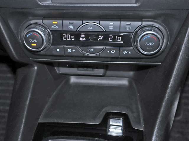 運転席と助手席で設定温度を変更出来るオートエアコンを装備しています。