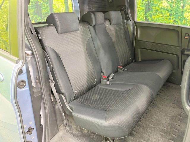 後部座席も気になる運転席シート廻りは使用感も少なく、良好な状態となっています。前オーナー様が丁寧に使っていたことがよくわかりますね。ようなキズ・汚れやへたり等、大きなダメージはなく、良好な状態です。
