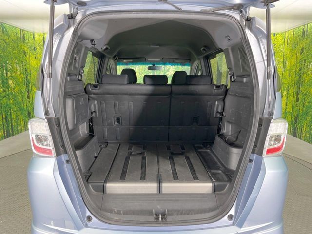 普段のお買い物や通勤、送迎等に十分な荷室スペースを確保しております。セカンドシートを倒すと、大きな荷物の積載も可能です♪