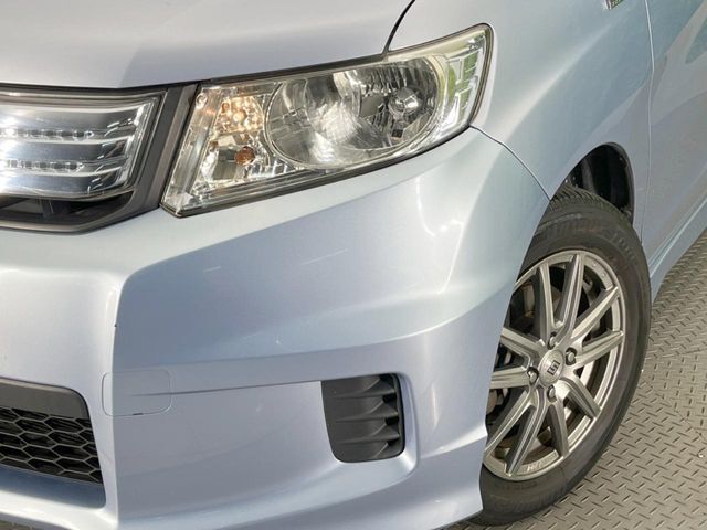 【HIDヘッドライト】非常に明るく前方を照らしてくれるので、悪天候や夜間の走行時も視界良好で安心してお乗りいただけます。
