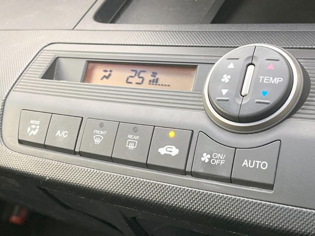 【オートエアコン】一度お好みの温度に設定すれば、車内の温度を検知し風量や温度を自動で調整。暑い…寒い…と何度もスイッチ操作をする必要はありません。快適な車内空間には必須の機能ですね♪