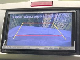 【バックカメラ】駐車時に後方がリアルタイム映像で確認できます。大型商業施設や立体駐車場での駐車時や、夜間のバック時に大活躍！運転スキルに関わらず、今や必須となった装備のひとつです！