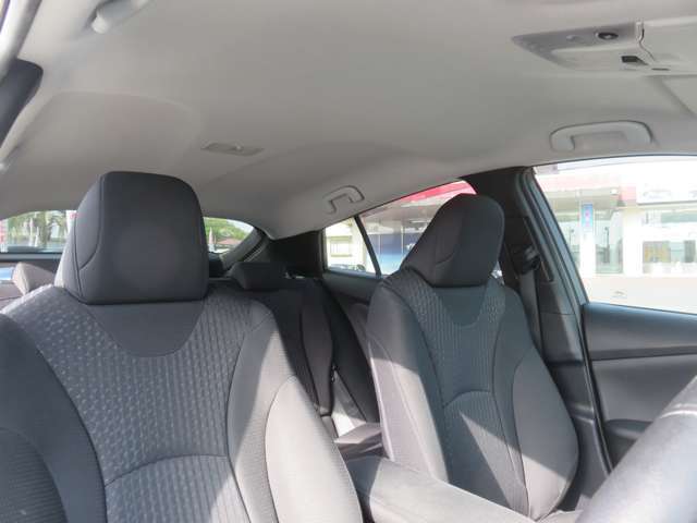 天井は実は汚れやすい部分なのですが、この車はキレイな状態です。見落としがちですが天井の状態次第で大きく室内の印象が変わります。