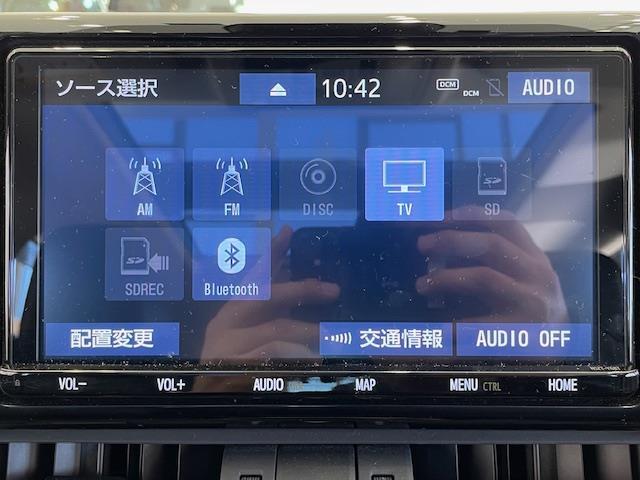 【純正ナビ】人気の純正ナビを装備しております。ナビの使いやすさはもちろん、オーディオ機能も充実！キャンプや旅行はもちろん、通勤や買い物など普段のドライブも楽しくなるはず♪