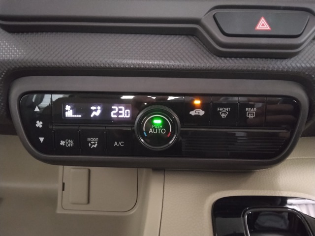 オートエアコン装着車で車内はいつも快適です！
