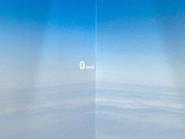 ●ヘッドアップディスプレイ：現在の速度や走行情報をデジタル表示で運転席前方のガラスに投影！運転中、視線をずらさず必要な情報を確認できるのでとっても便利で安心！