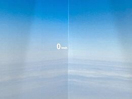 ●ヘッドアップディスプレイ：現在の速度や走行情報をデジタル表示で運転席前方のガラスに投影！運転中、視線をずらさず必要な情報を確認できるのでとっても便利で安心！