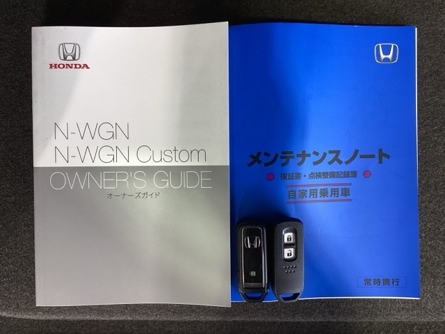 スマートキーは鍵をバッグに入れたままでもドアロックの開閉やエンジンのON・OFFができます。夜間や雨の日も鍵を探さなくて良いので便利です。