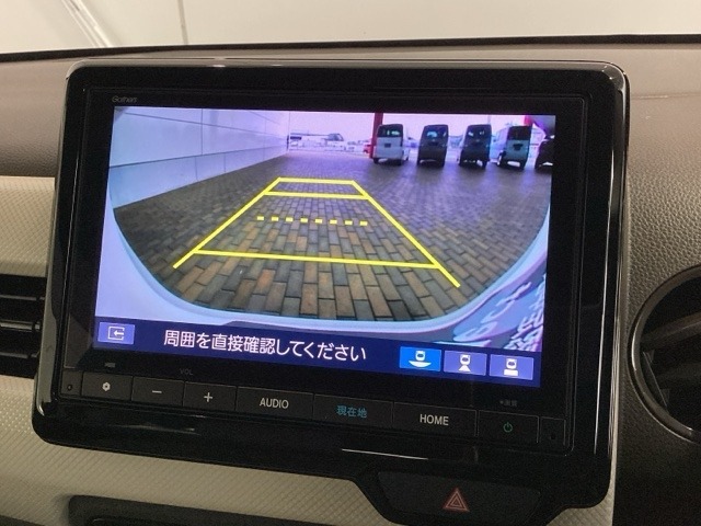 リバースギアに入れるだけで後方の表示へ切り替わります。夜間や雨の日の駐車も楽になりますよ。