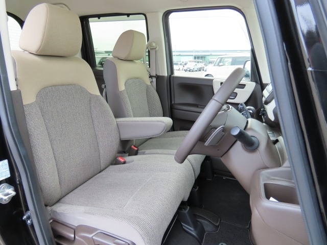 すわり心地も良い運転席、助手席シートです。