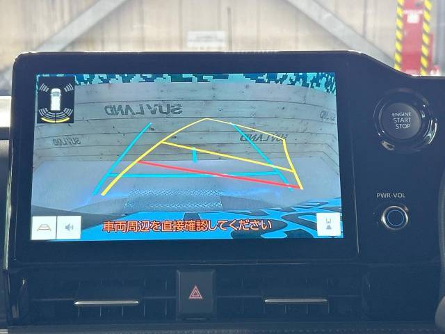 【バックカメラ】駐車時に後方がリアルタイム映像で確認できます。大型商業施設や立体駐車場での駐車時や、夜間のバック時に大活躍！運転スキルに関わらず、今や必須となった装備のひとつです！