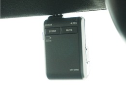 ◆ドライブレコーダー◆映像・音声などを記録する自動車用の装置です。　もしもの事故の際の記録はもちろん、旅行の際の思い出としてドライブの映像を楽しむことができます。