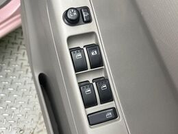 【電動格納ミラー】サイドミラーは電動格納式となっており、狭い駐車場でもキズがつくリスクを抑えられます。