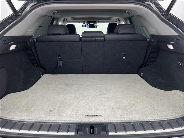 【トランク】積み込みやすくて、たっぷり積める荷室です。シートアレンジできるものは、乗車人数と荷物の量や大きさによってシートを動かすことができるので、より快適なドライブが可能です！