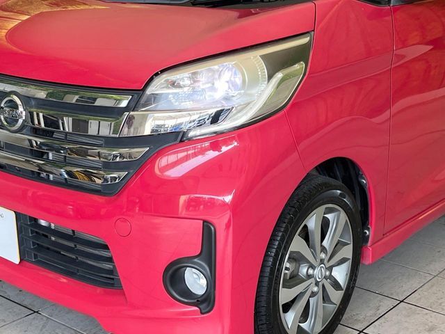 【LEDヘッドライト】悪天候や夜間走行時も良好な視界を確保し安心して運転できる高輝度LEDヘッドライトを装備！点灯速度が早く、消費電力も抑えられています。