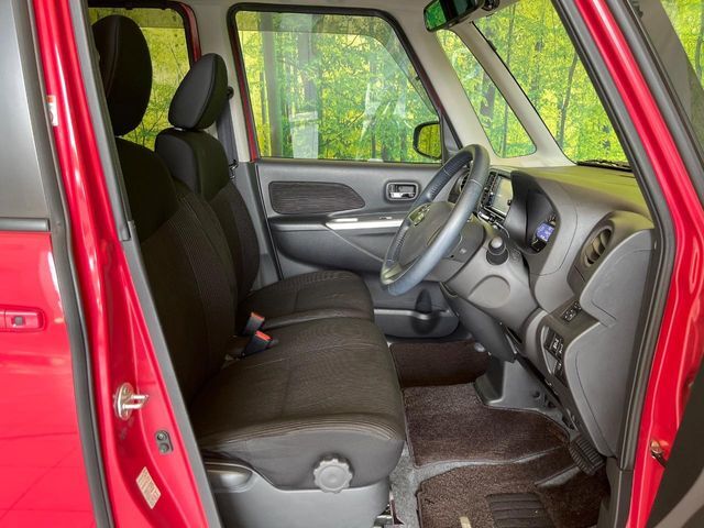 運転席シート廻りは使用感も少なく、良好な状態となっています。前オーナー様が丁寧に使っていたことがよくわかりますね。