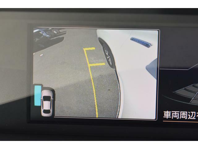 サイドビュー表示 黄色のガイドラインは車体からの距離約30cm、車両先端、ホイールセンターの位置を示しドライバーをアシストします。