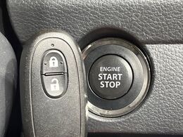 【キーレススタートシステム】カバンやポケットに入れたままでもドアの施錠・解錠が可能なスマートキーを装備。エンジンのオン・オフ時もカギを取り出す必要が無いからとっても便利です♪