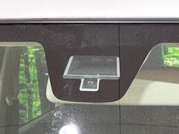 【スズキ　レーダーブレーキサポート】走行中に前方の車両等を認識し、衝突しそうな時は警報とブレーキで衝突回避と被害軽減をアシスト。より安全にドライブをお楽しみいただけます。