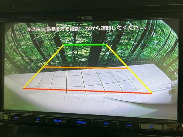 【バックカメラ】駐車時に後方がリアルタイム映像で確認できます。大型商業施設や立体駐車場での駐車時や、夜間のバック時に大活躍！運転スキルに関わらず、今や必須となった装備のひとつです！