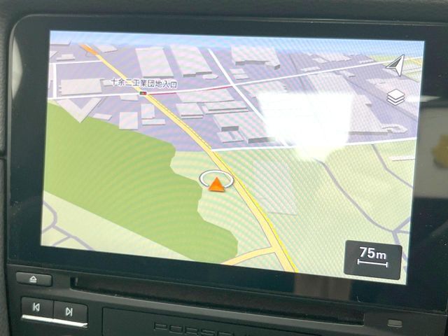 ●純正ナビ:一体感のあるナビは、高級感ある車内を演出してくれます。オーディオ機能も充実しておりますので、運転もより楽しめます♪