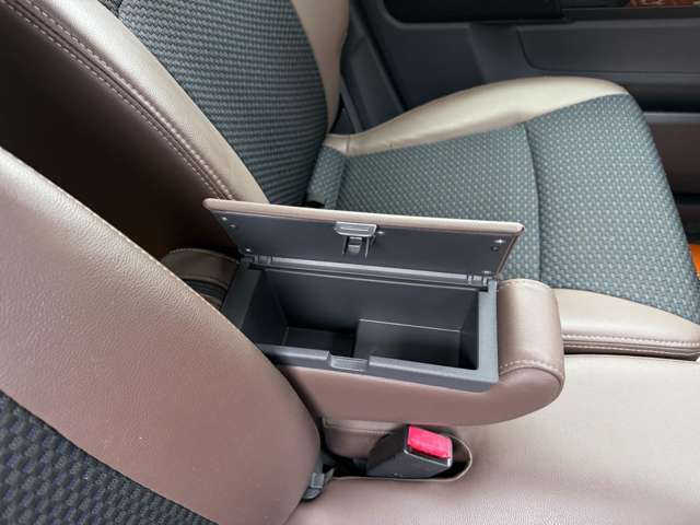 アームレストにも収納スペースがついています！