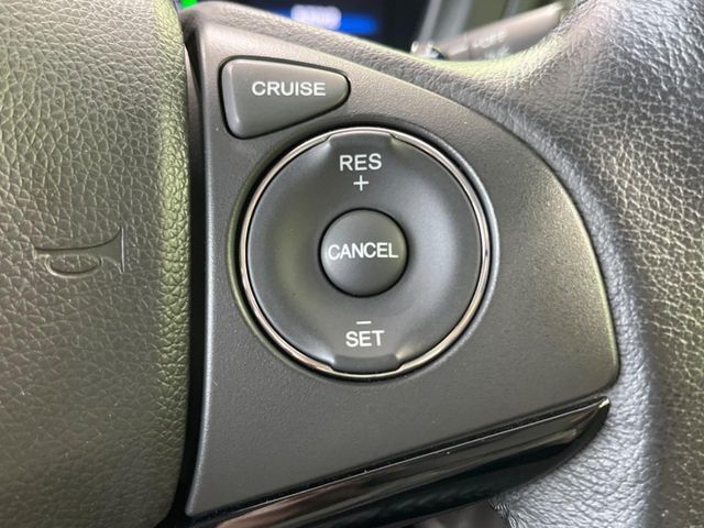 【クルーズコントロール】高速道路もラクラク走行。アクセルを離しても一定速度で走行ができ、長距離運転時の負担を軽減！加速・減速も簡単なスイッチ操作で調整できます。