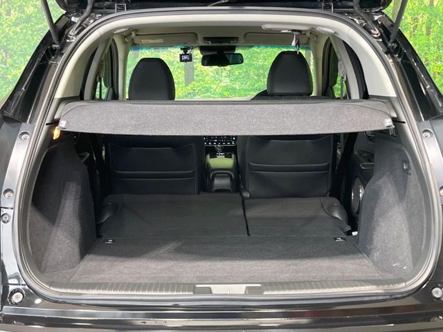 積み下ろしのしやすいデッキにはたっぷりと荷物を積み込んでいただけます。遊びから仕事まで、様々なシーンで頼れます♪