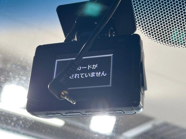 【ドライブレコーダー】安心・安全なカーライフに必須のドライブレコーダーを装備！走行中はもちろん、あおり運転や事故に遭遇した際の状況も映像で記録し、万一のリスクに備えます。