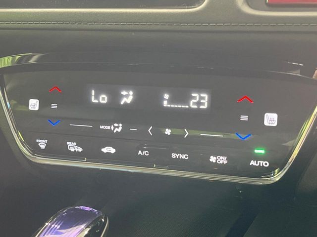 【オートエアコン】一度お好みの温度に設定すれば、車内の温度を検知し風量や温度を自動で調整。暑い…寒い…と何度もスイッチ操作をする必要はありません。快適な車内空間には必須の機能ですね♪