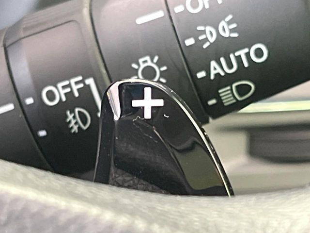 【パドルシフト】ハンドルから手を離さずに素早くシフトアップ＆ダウンができるので、エンジンブレーキを使う下り坂や高速道路の合流で加速したい場面で役立ちます。